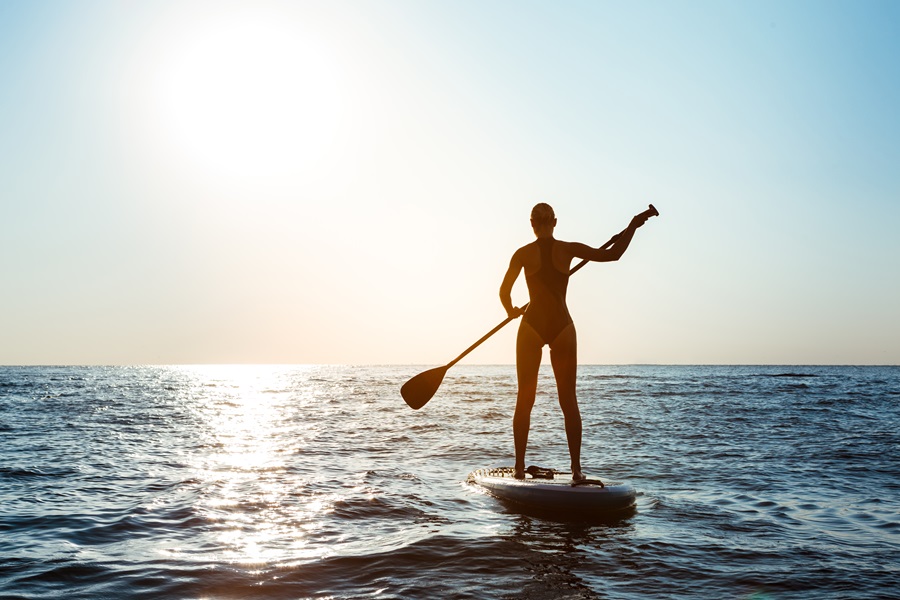 donna che fa sup (Stand Up Paddle)